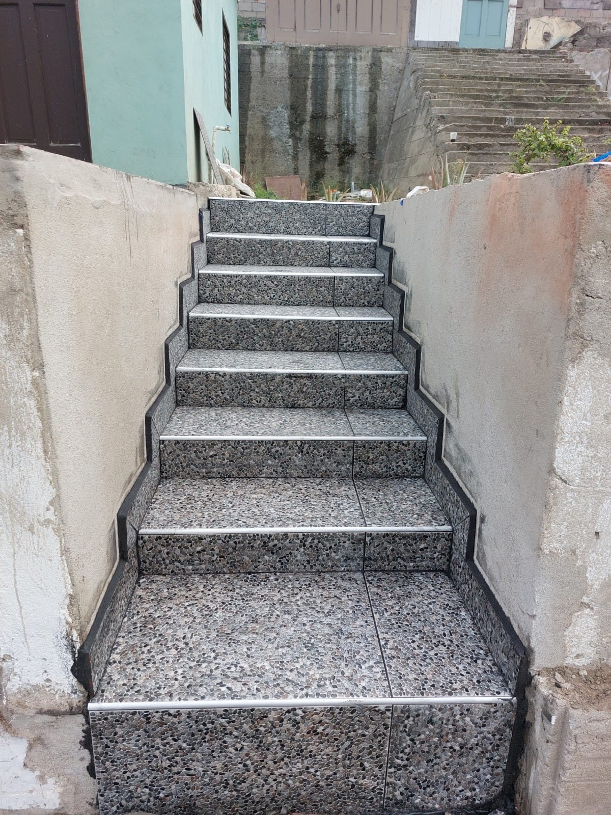 Escaleras con loseta realizado por Instalaciones Donaldo