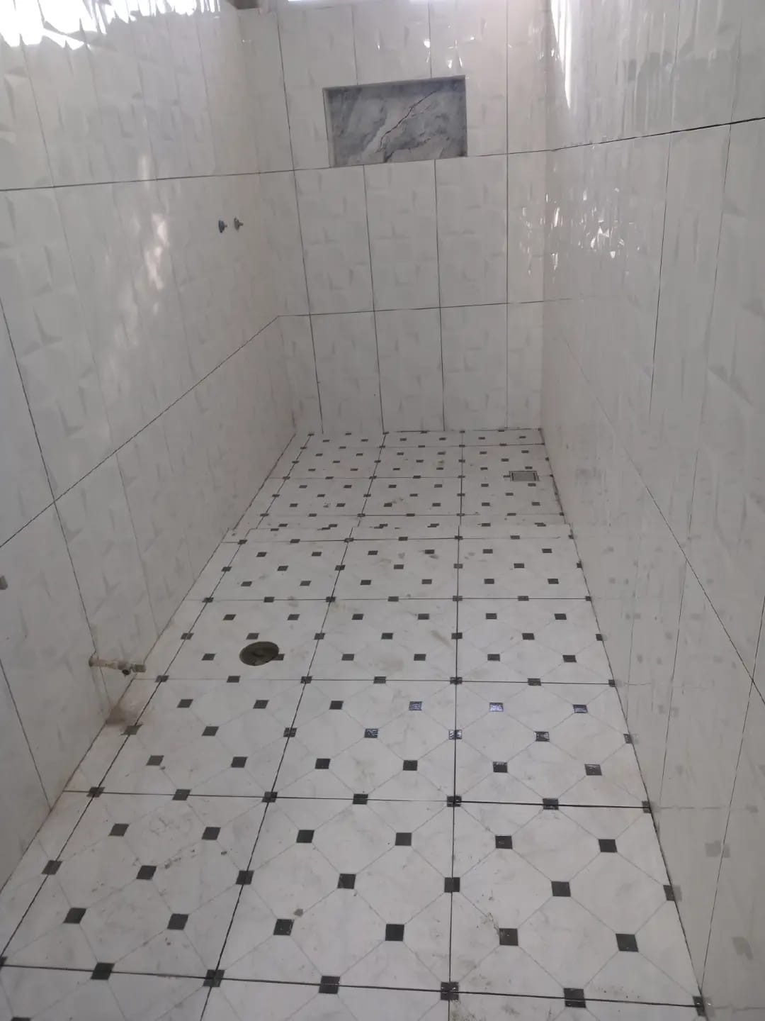 Baño con loseta realizado por Instalaciones Donaldo